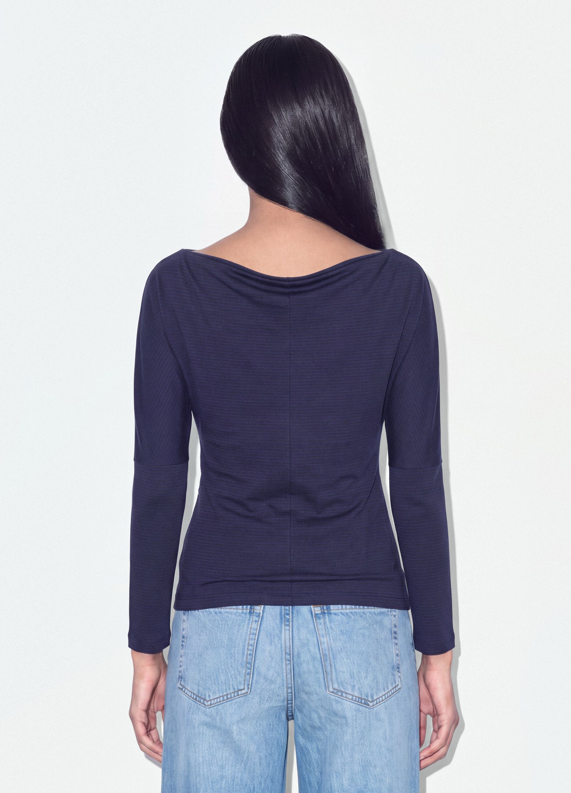 T-shirt blu in viscosa elasticizzata con scollo a barchetta