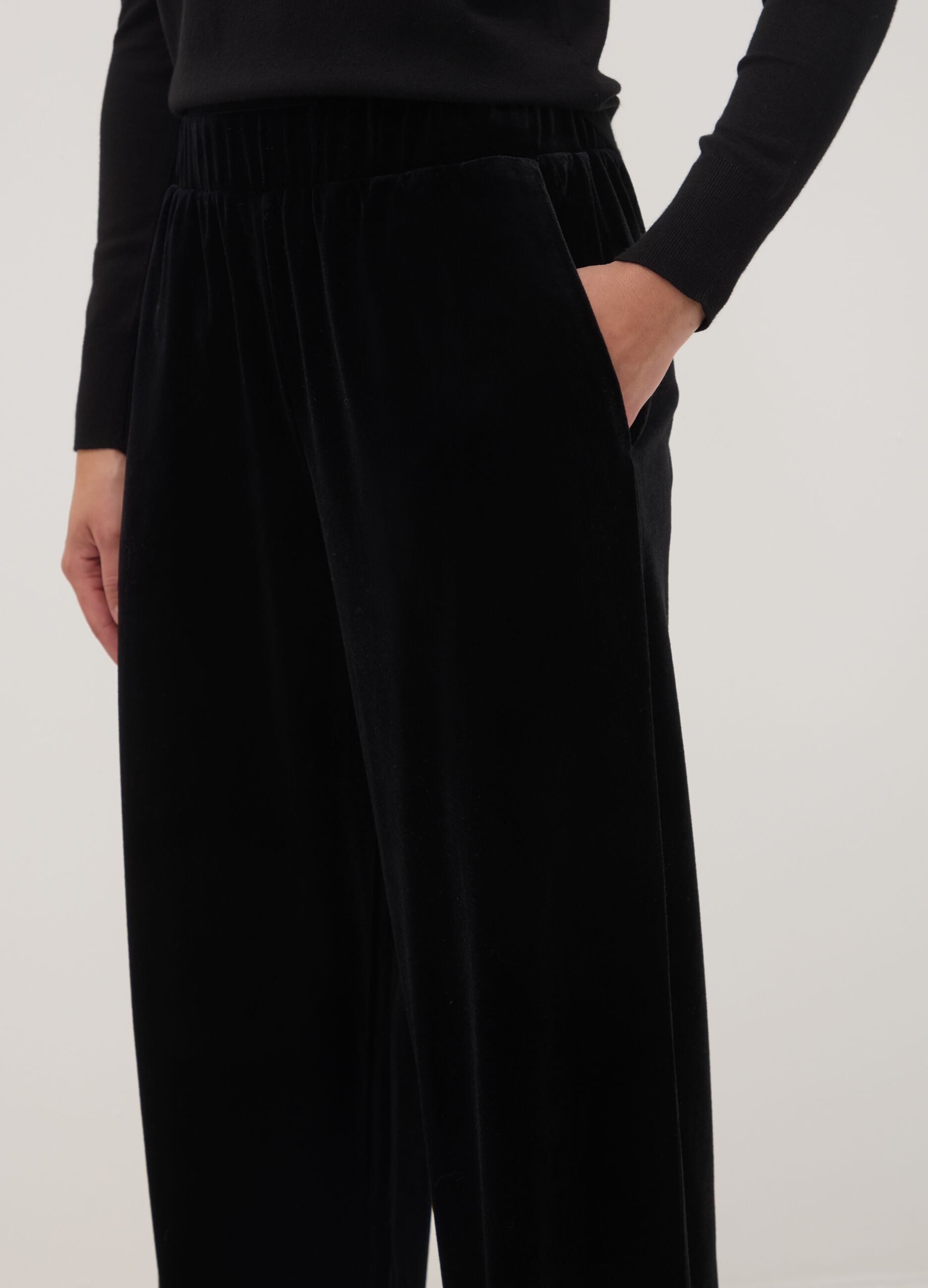 Pantaloni neri wide leg in tessuto velour elasticizzato