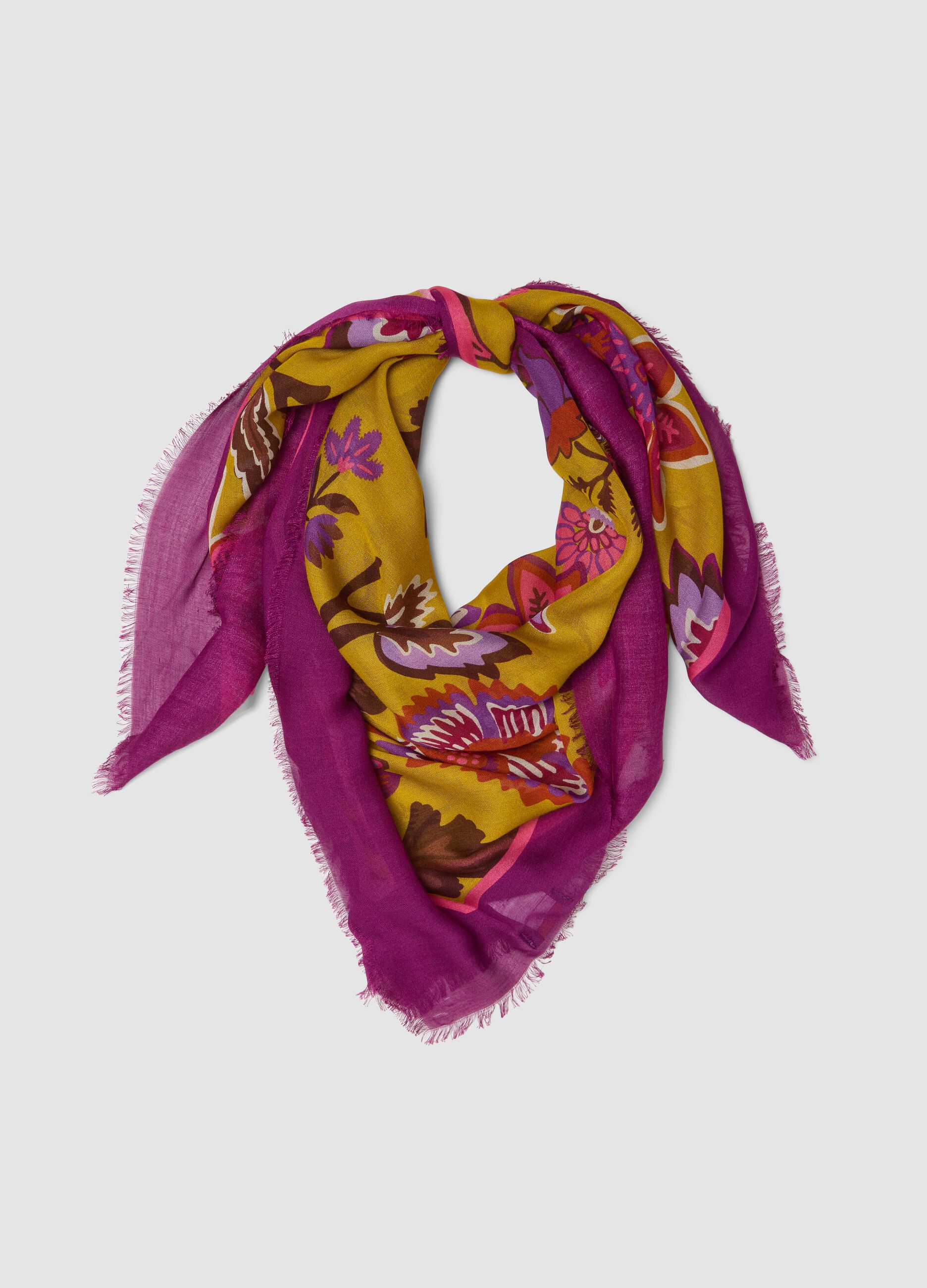 Foulard viola in pura viscosa con fantasia floreale e bordi sfrangiati