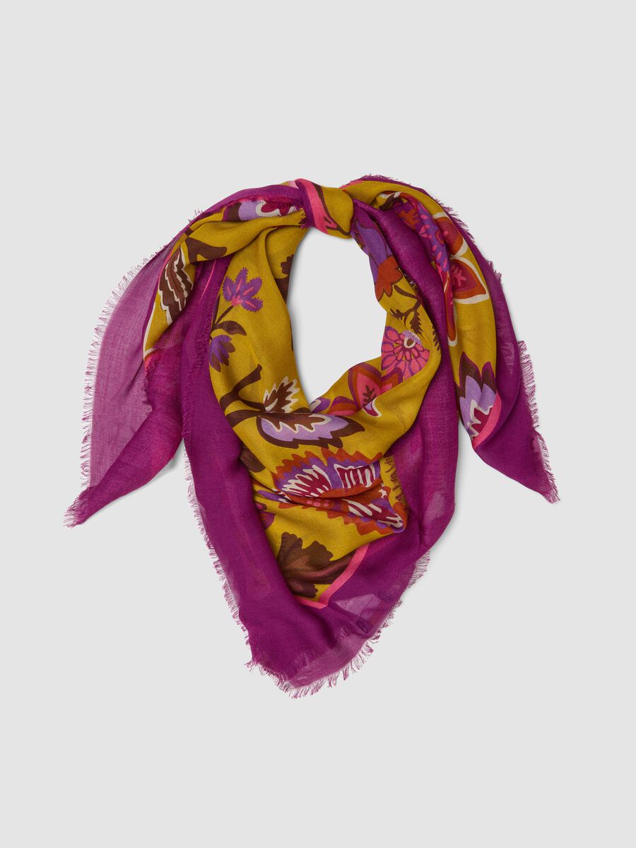 Foulard viola in pura viscosa con fantasia floreale e bordi sfrangiati_0