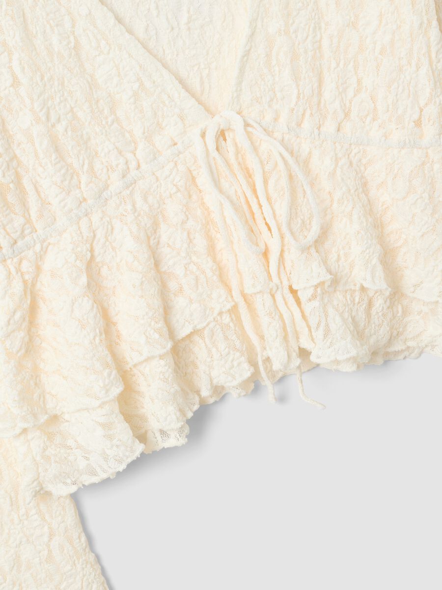 White stretch fabric top with deep V-neck and ruffle hem_1