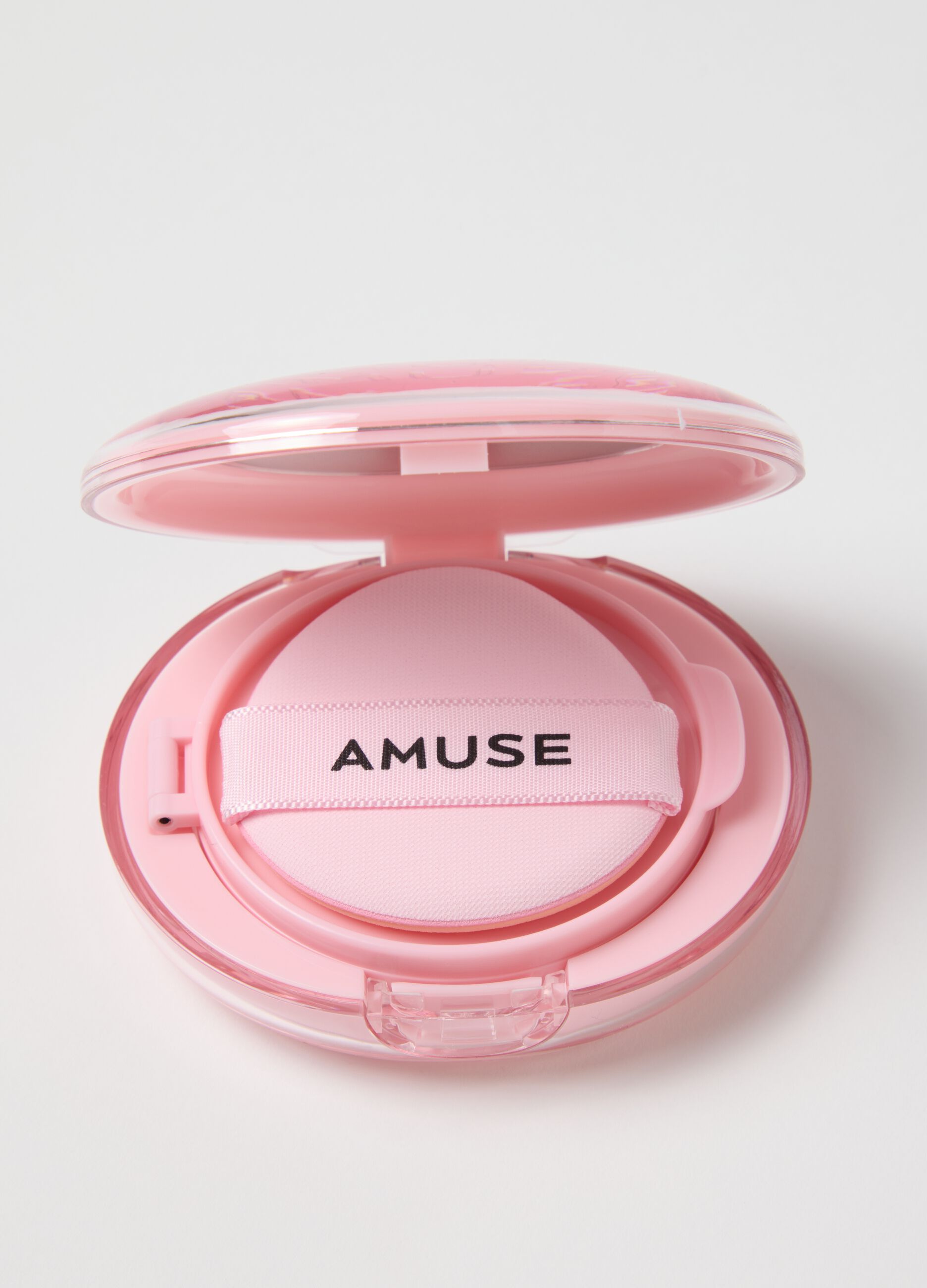 Dewy skin effect cushion foundation. Provides healthy, flawless, and radiant skin for 24 hours!