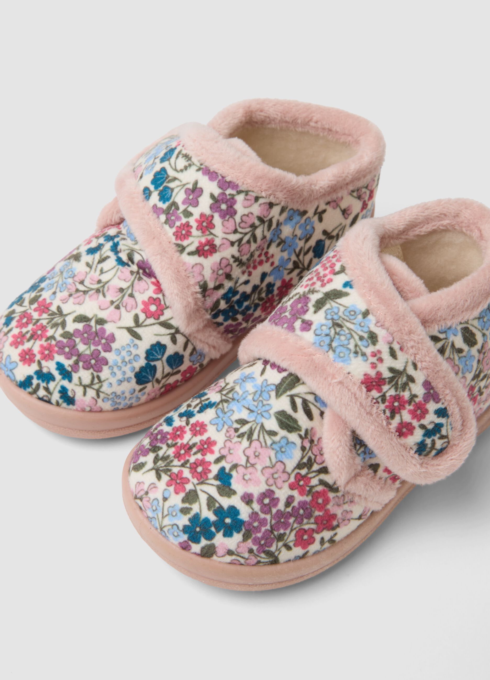 Pantofole rosa a stivaletto con fantasia floreale