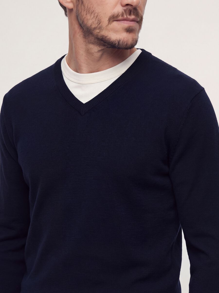 Blue viscose-blend V-neck jumper, regular fit_3
