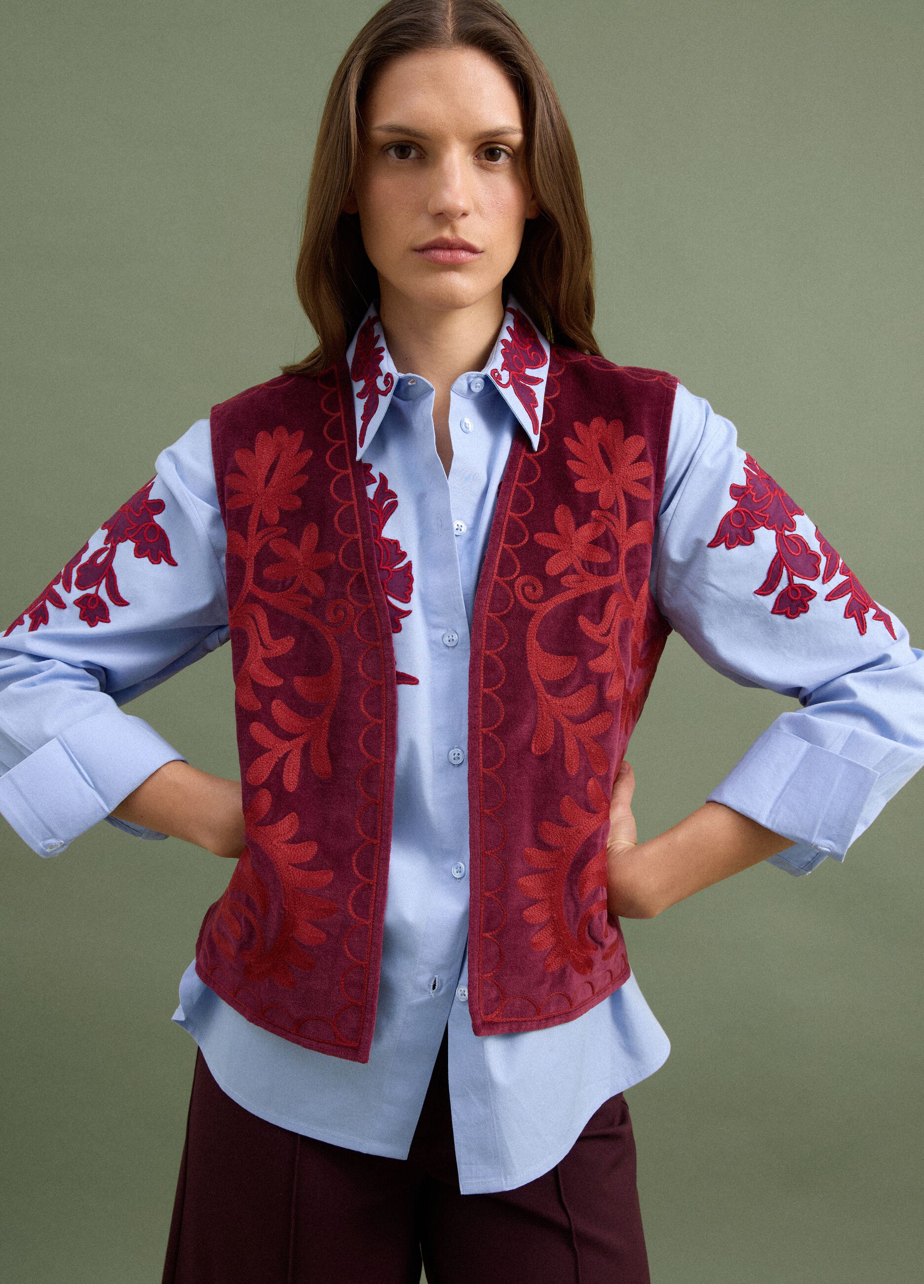 Gilet rosso in puro cotone con ricami floreali