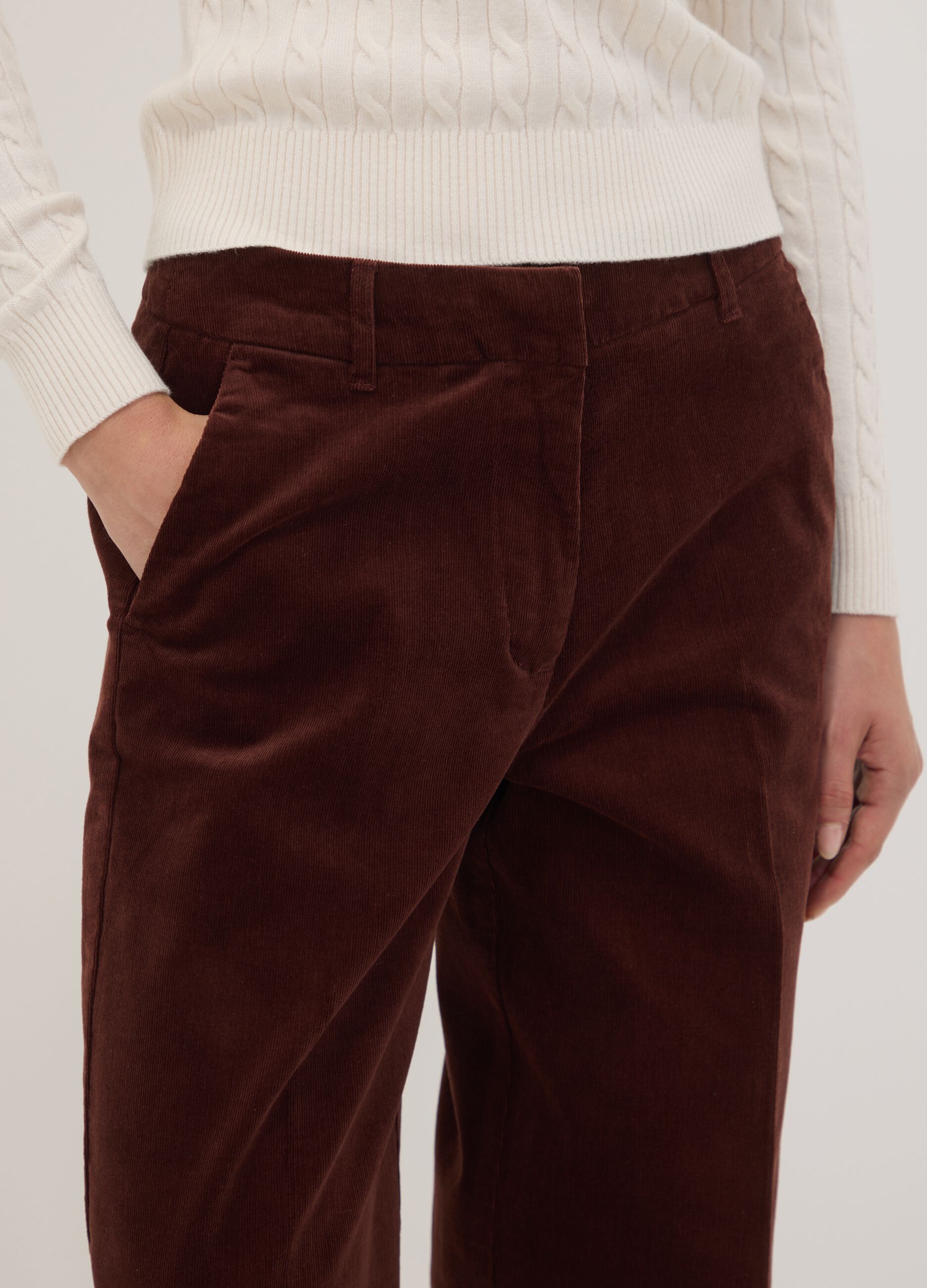 بنطال The Iconic Pants بني من قطن مطاطي مضلّع بقصّة مستقيمة