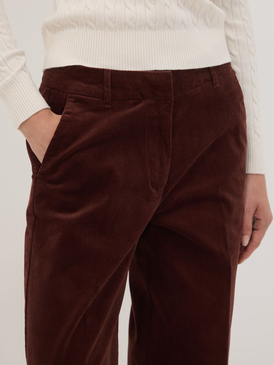 بنطال The Iconic Pants بني من قطن مطاطي مضلّع بقصّة مستقيمة_2
