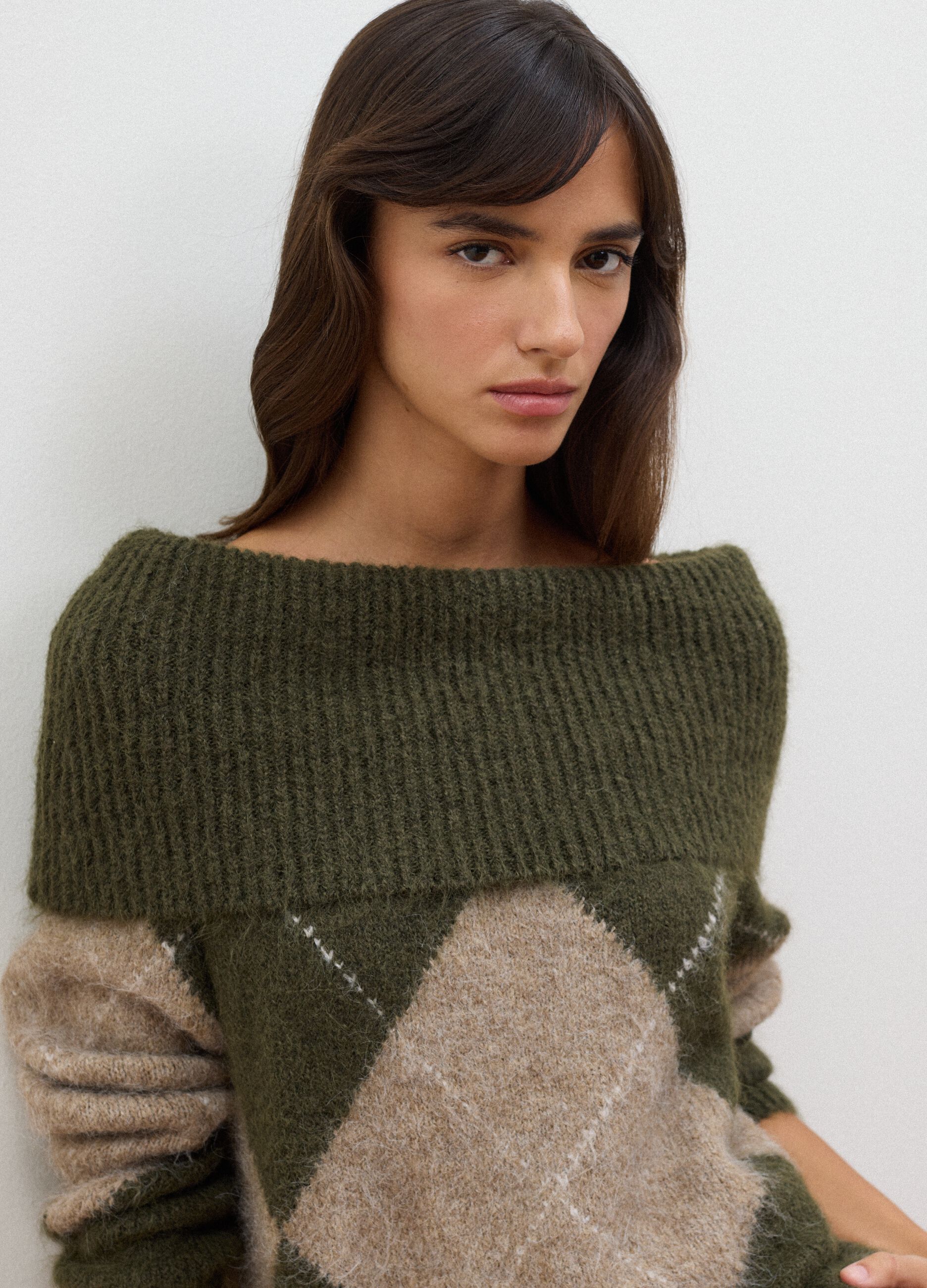 Maglione verde in lana elasticizzata con scollo a barchetta regular fit