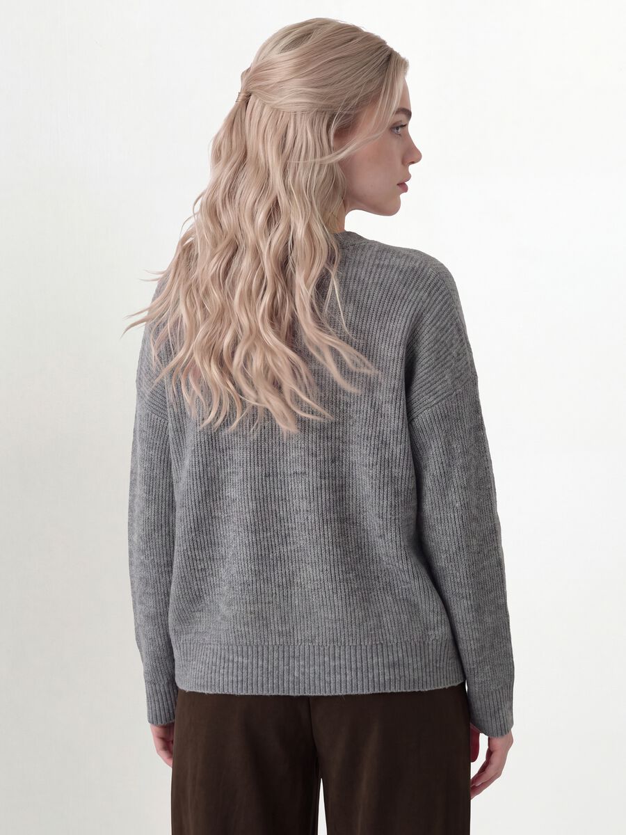 Cardigan grigio in tessuto elasticizzato con scollo profondo a V_3