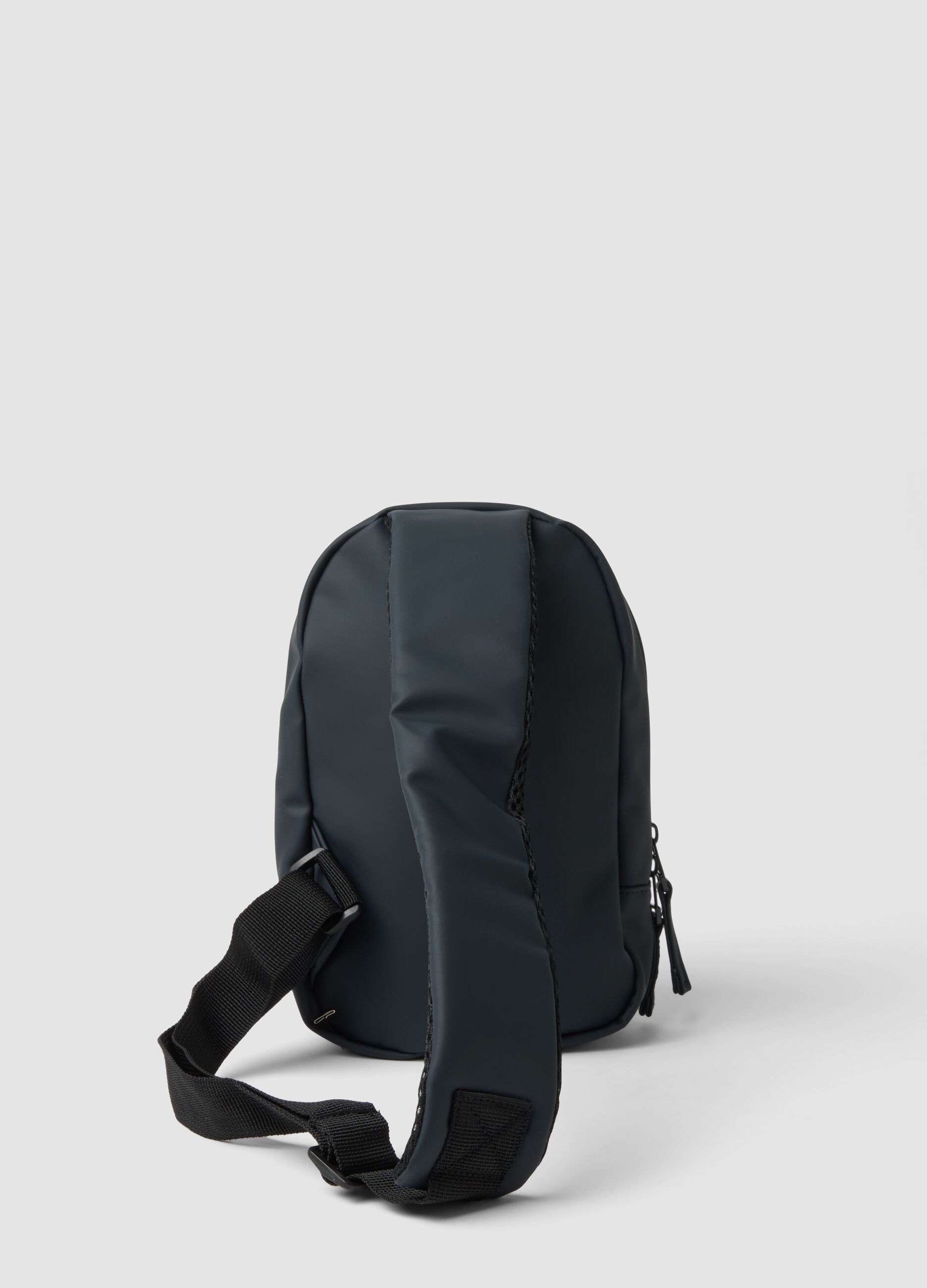 Borsa sportiva blu a tracolla con tasca frontale idrorepellente