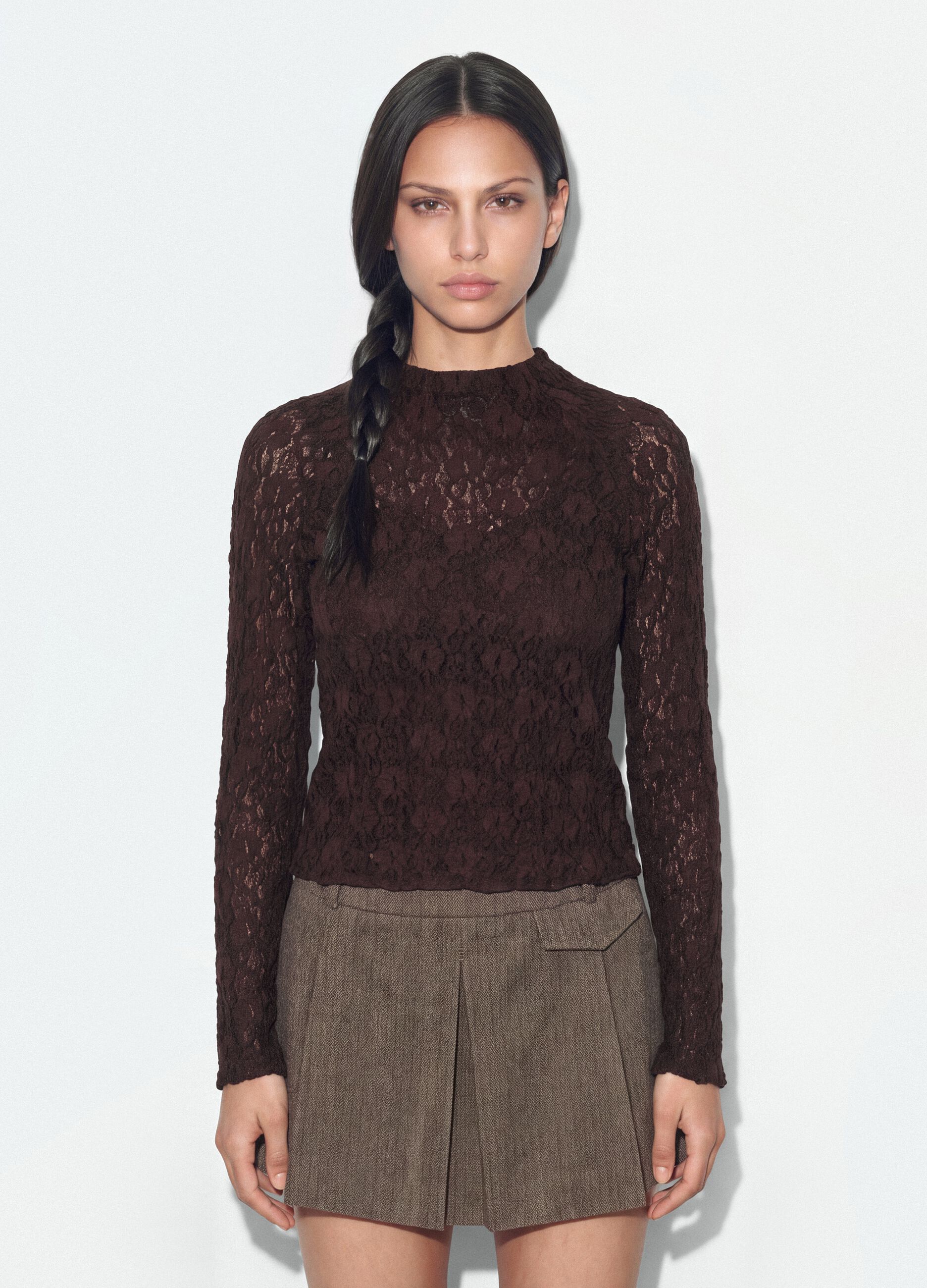 T-shirt marrone in tessuto elasticizzato traforato con colletto rialzato