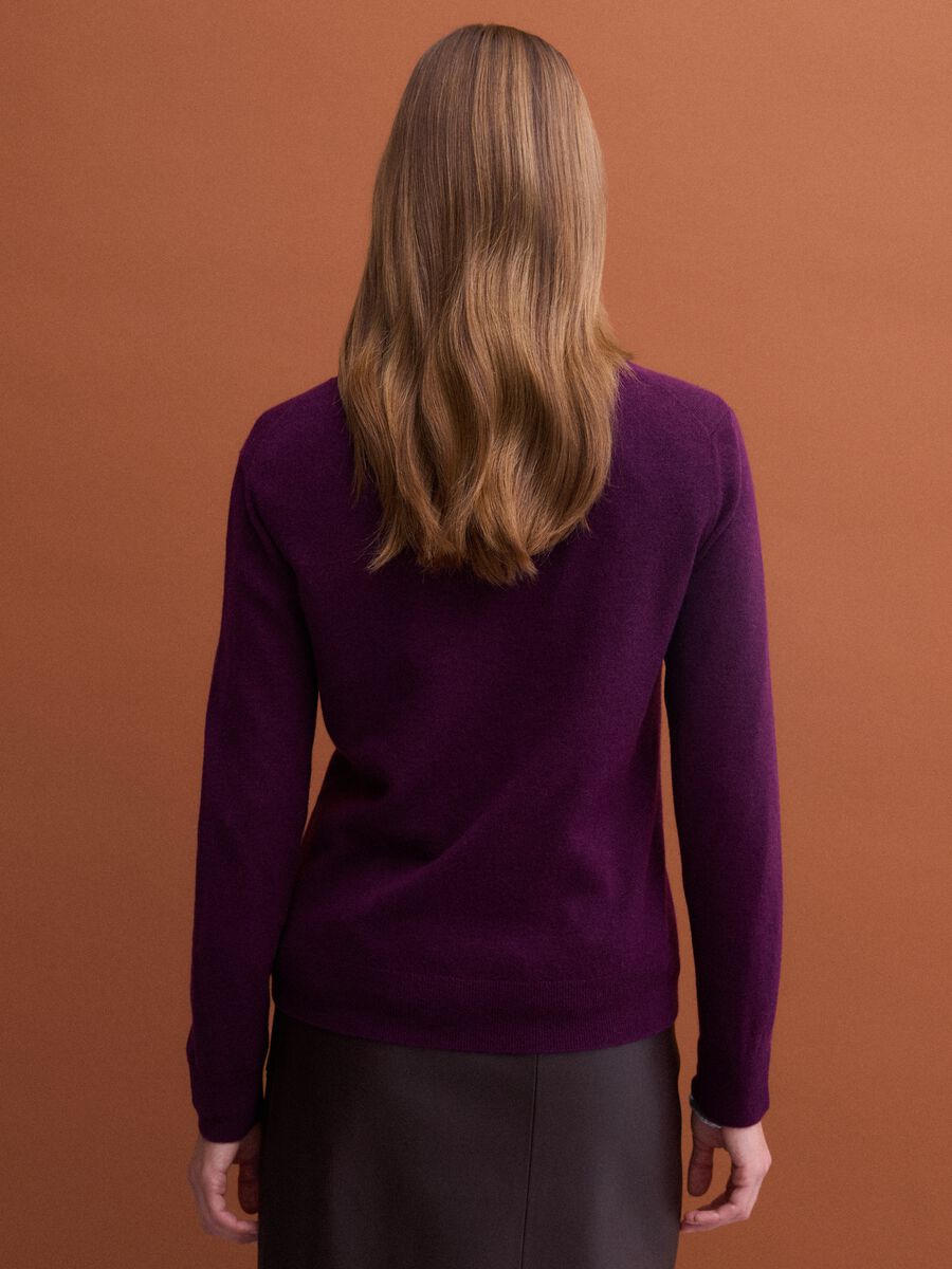 Purple pure wool jumper with deep V-neck_3