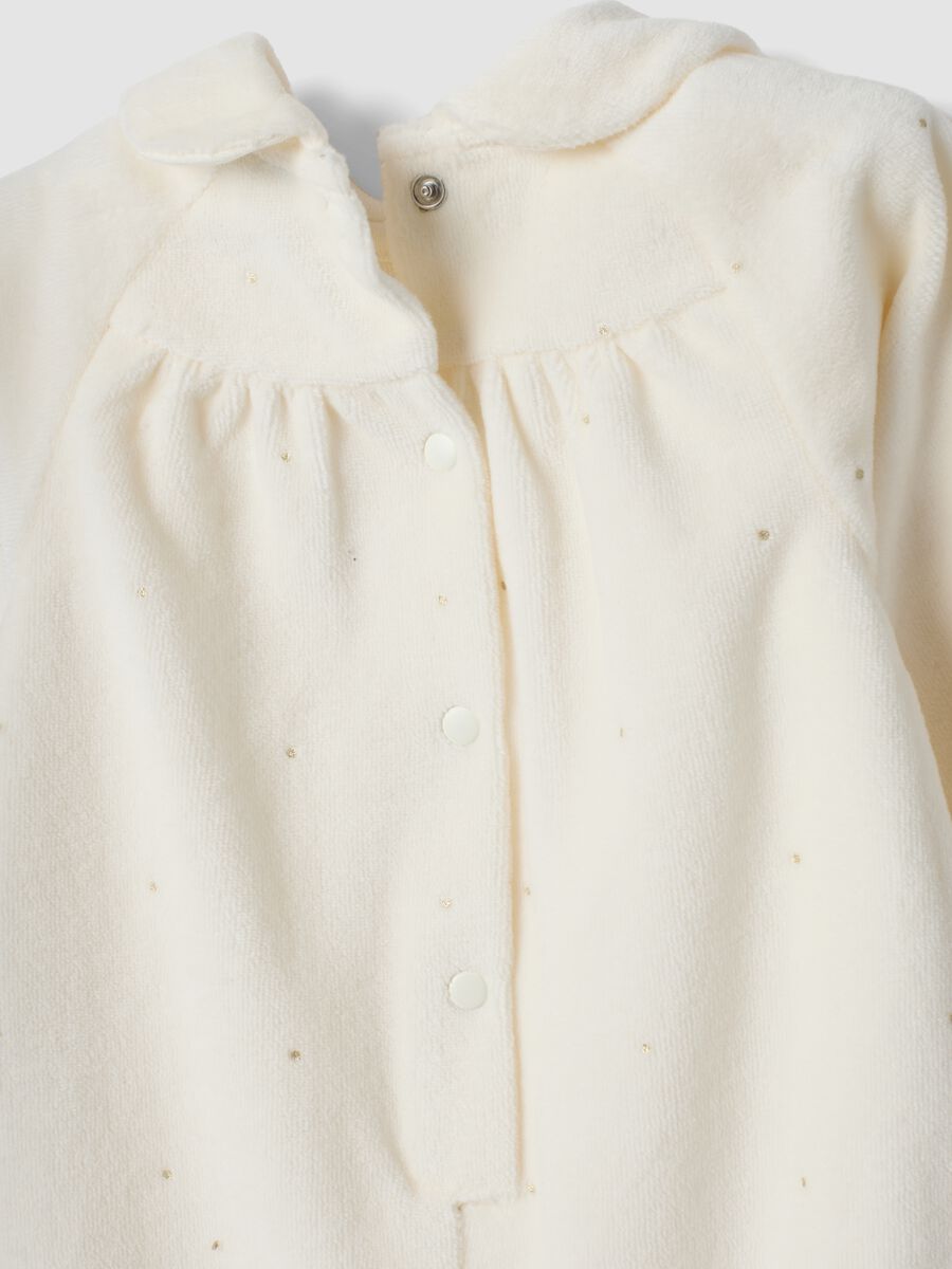 Off-white organic cotton-blend babygrow with feet_3