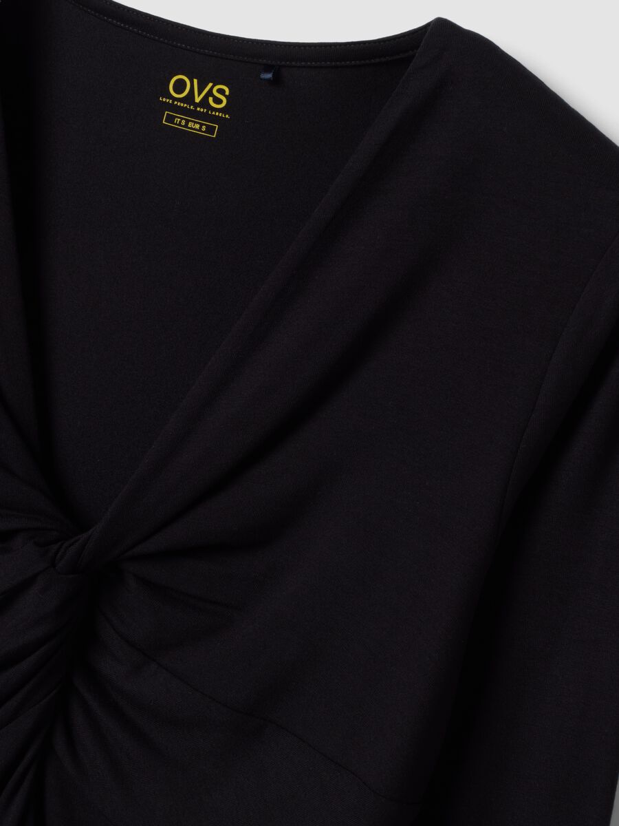 T-shirt nera in viscosa elasticizzata con arricciatura frontale slim fit_5