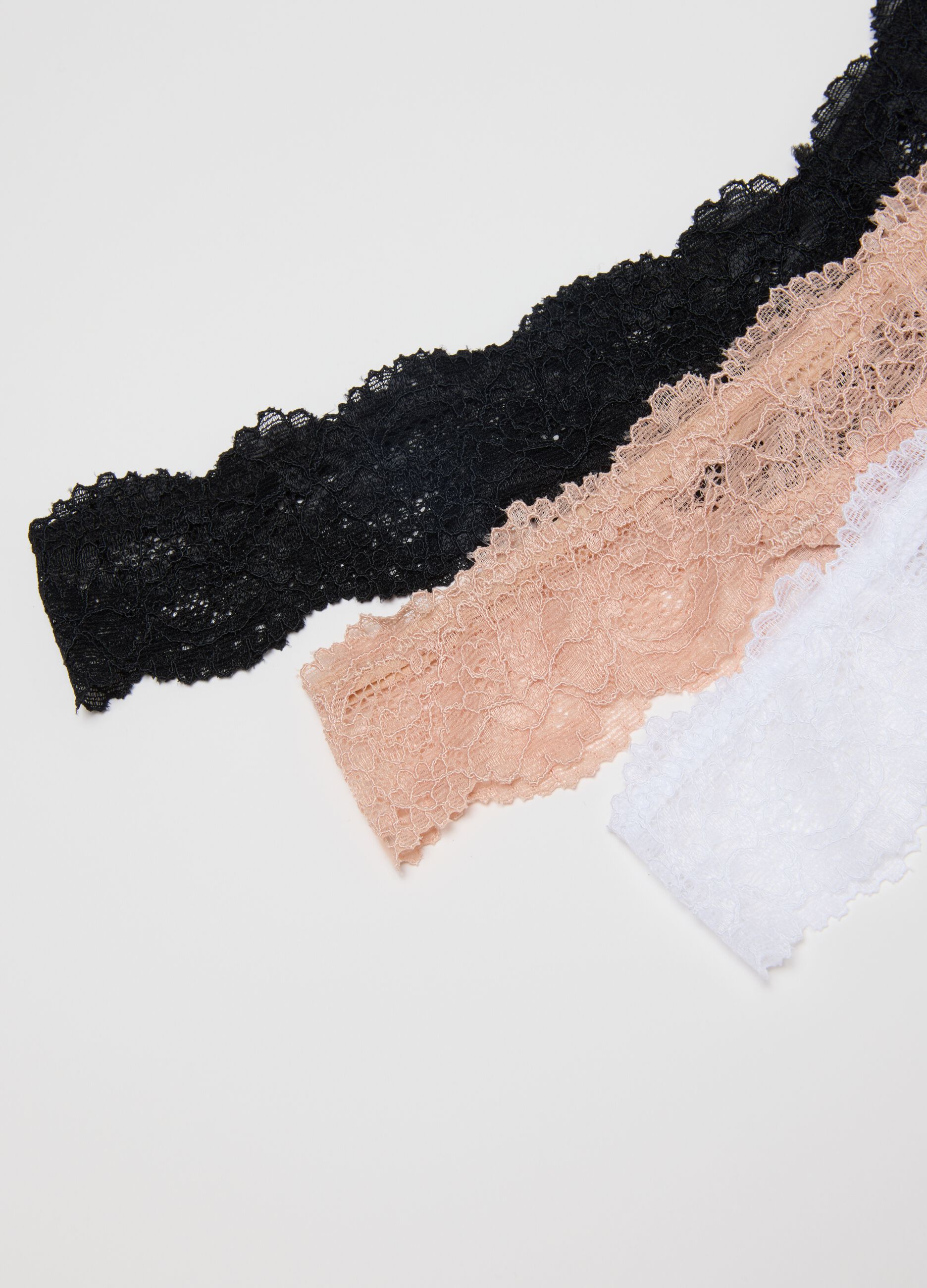 Tripack regular fit multicolour Brazilian briefs with lace details