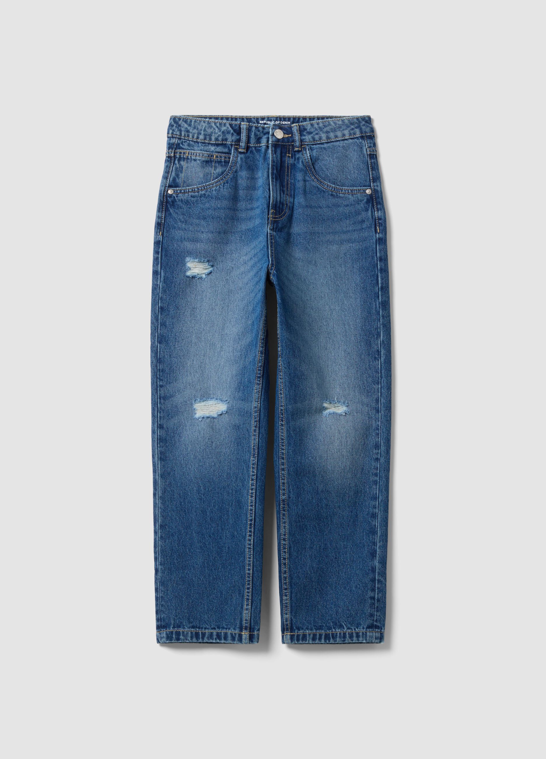 جينز أزرق بقصّة واسعة من قطن خالص مع تمزقات للأولاد