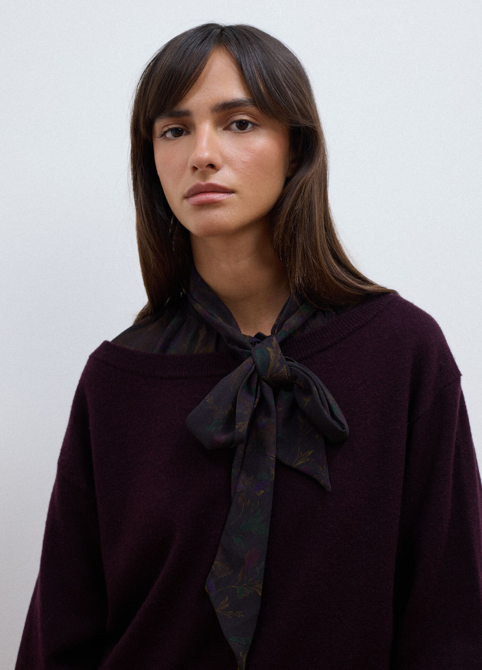 Maglia viola in pura lana con scollo a barchetta