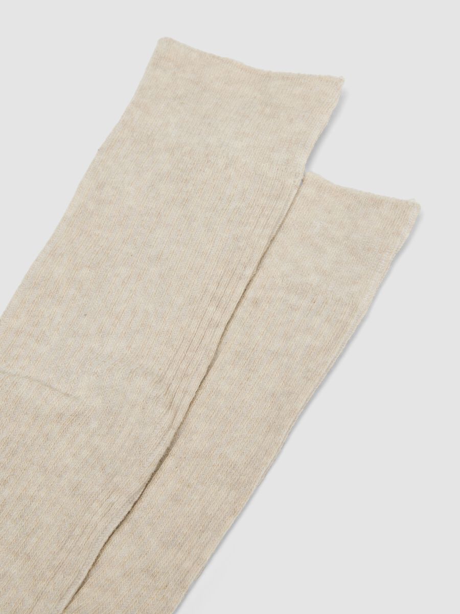 Beige ribbed knee-high socks in organic cotton blend_2