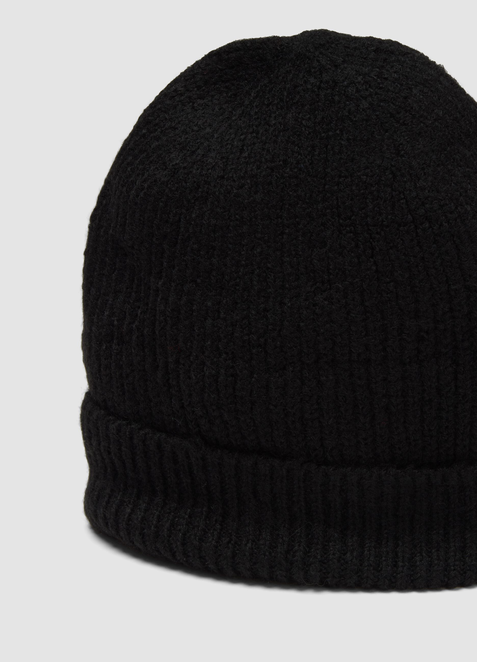Cappello nero a coste in tessuto elasticizzato