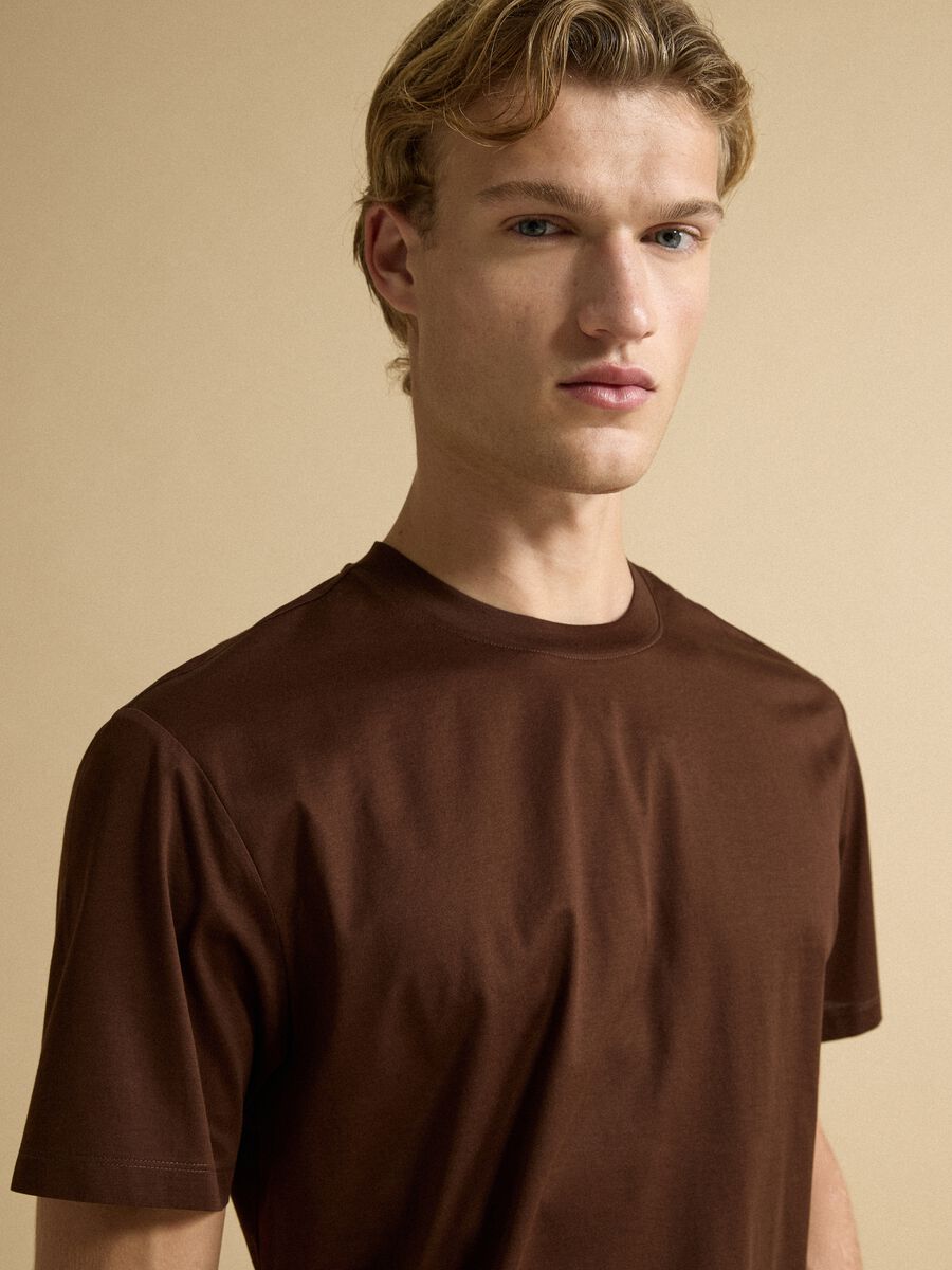Brown pure cotton jersey T-shirt with relaxed fit crew neck_1