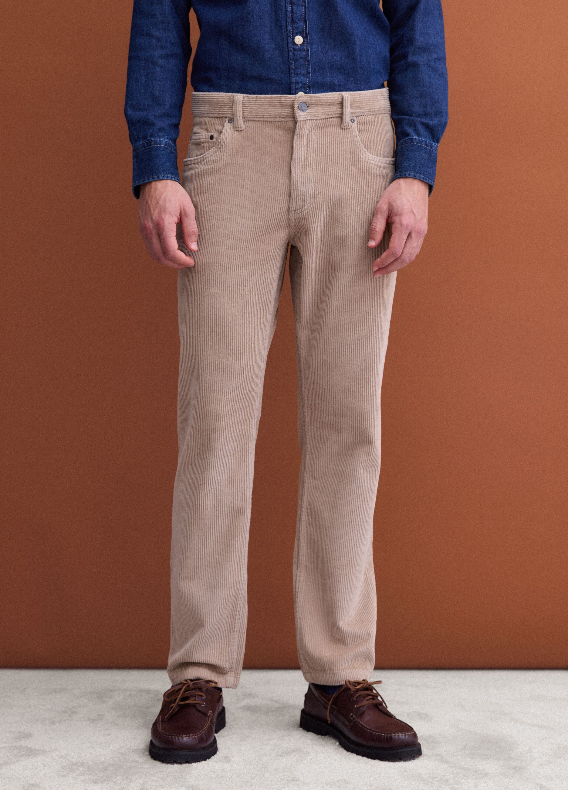 Pantaloni beige in cotone elasticizzato a coste regular fit