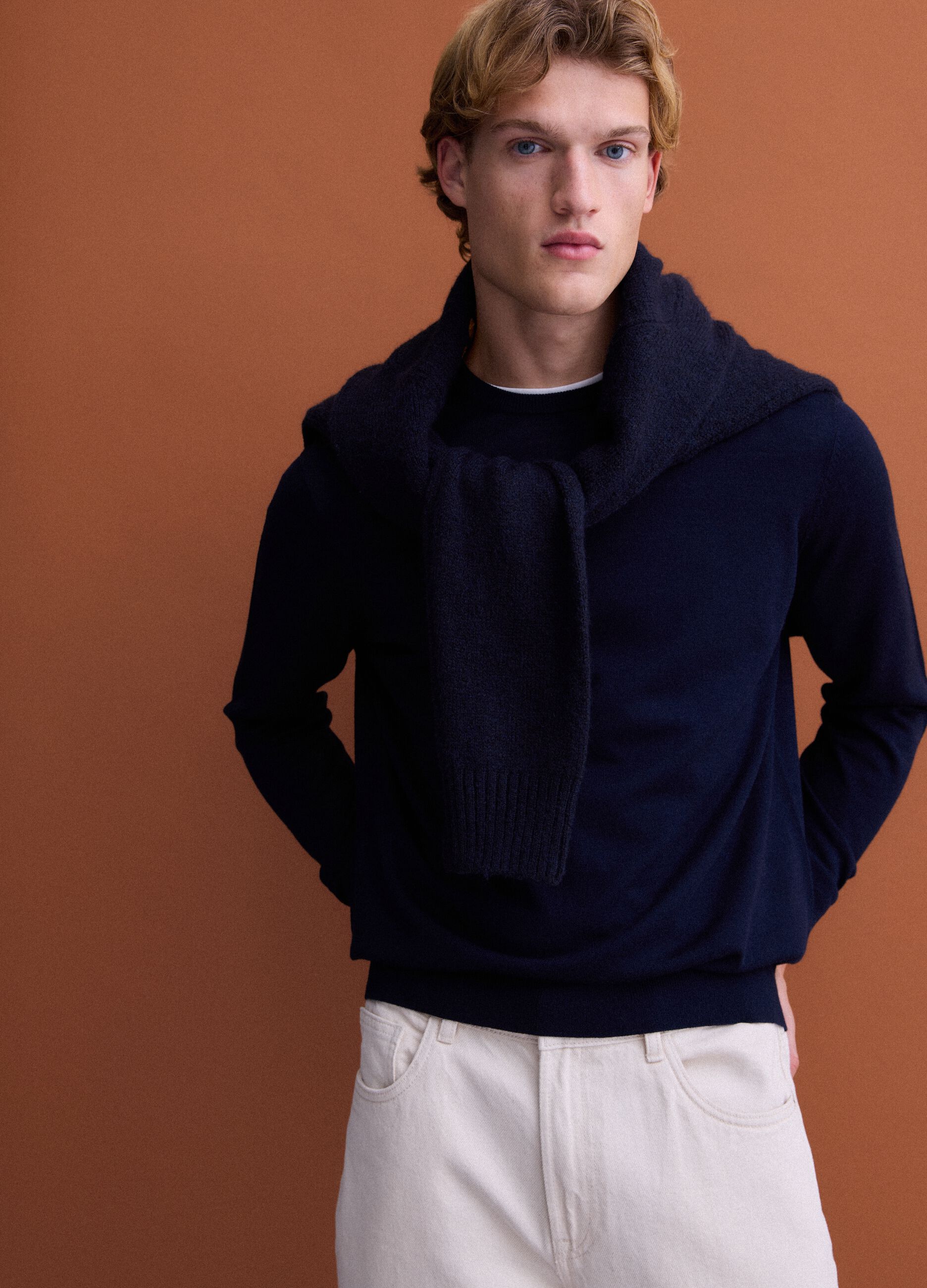كنزة رجالية كحلية برقبة دائرية من صوف ميرينو خالص بقصّة عادية