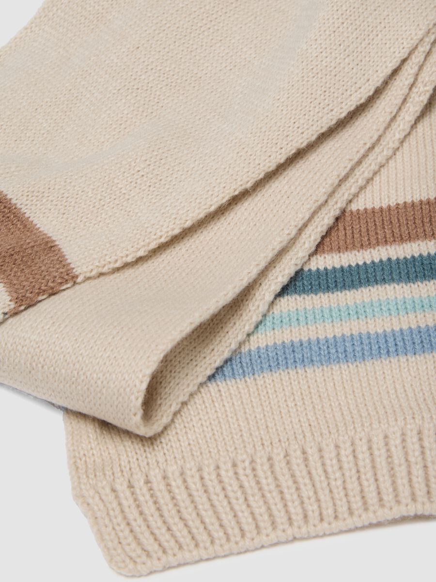 Beige knitted scarf with contrast stripes_1