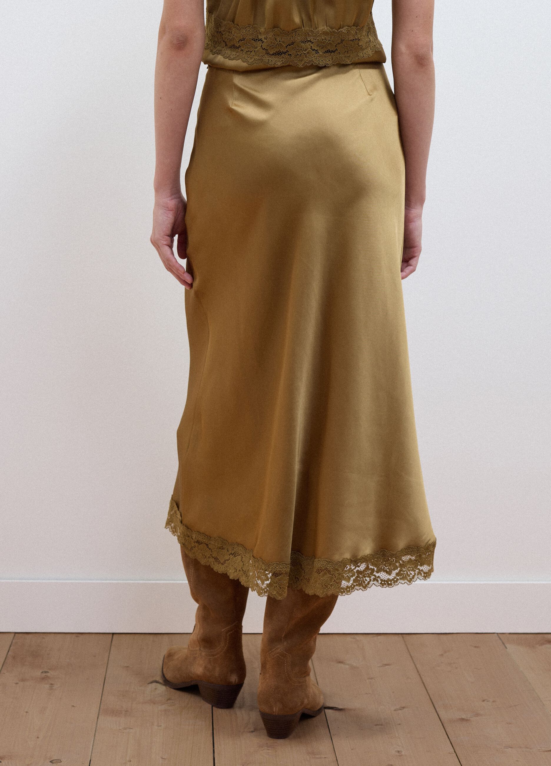 تنورة صفراء بمزيج فيسكوز مع دانتيل