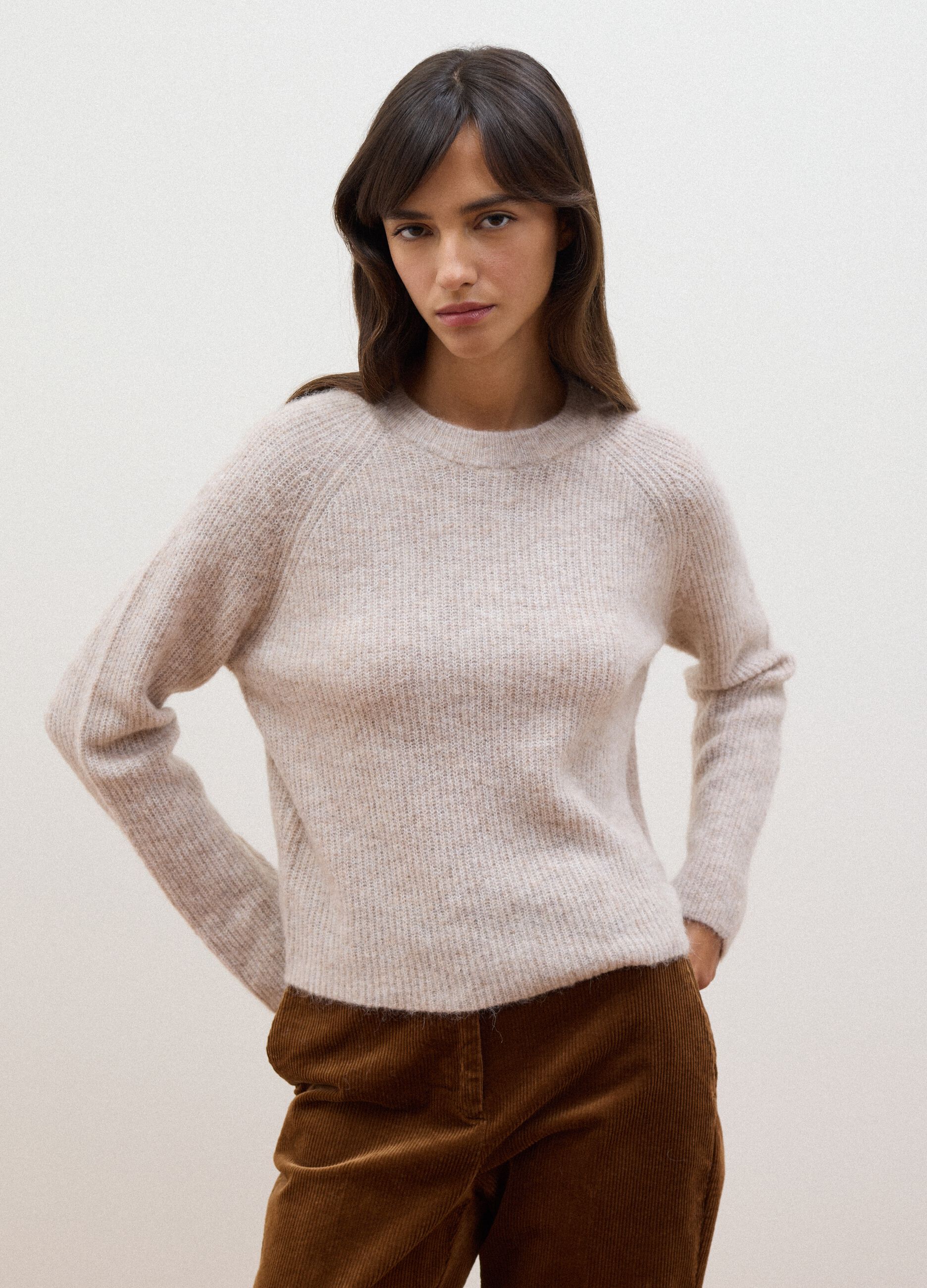 Maglia beige girocollo in lana e alpaca elasticizzato