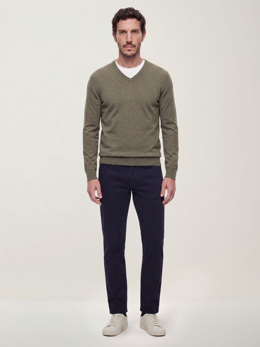 Grey viscose-blend V-neck jumper, regular fit_3