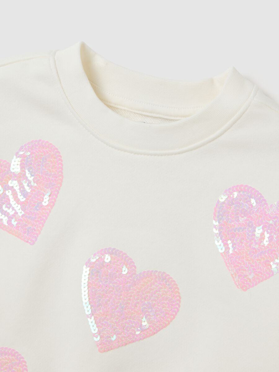 White regular fit cotton sweatshirt for girls with hearts_2