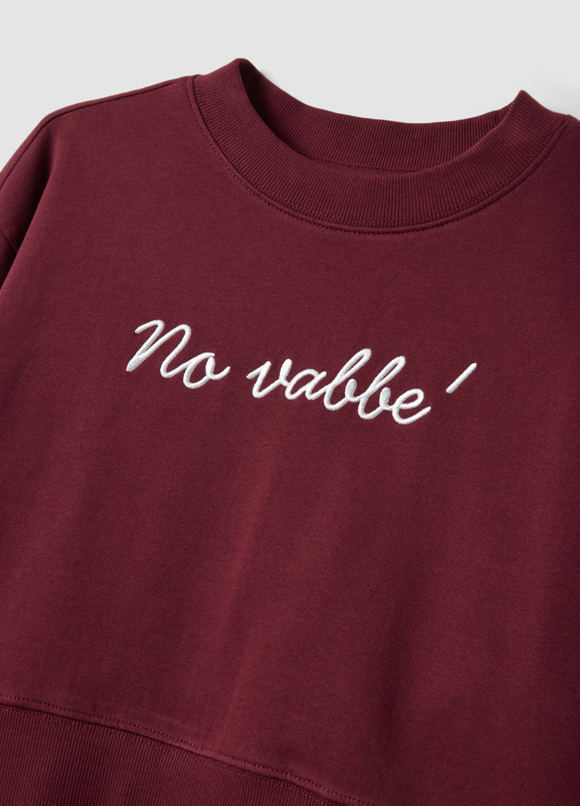 Felpa viola corta in puro cotone organico con collo a costine