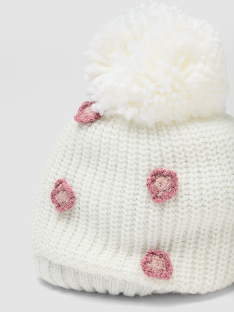 Off-white knitted hat with pompom and flowers_2