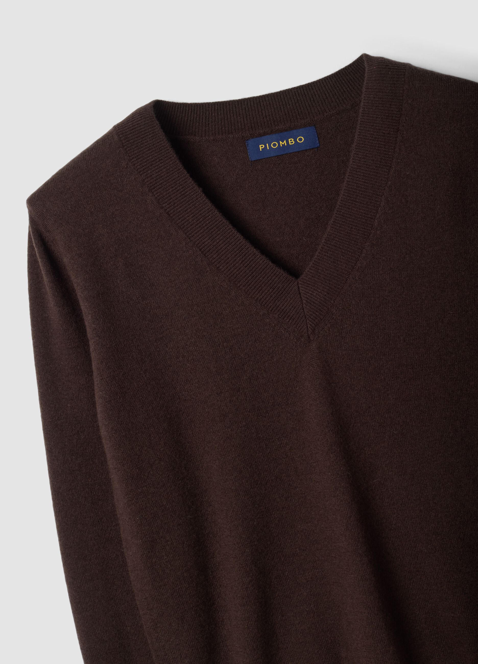 Maglia marrone in pura lana con scollo profondo a V