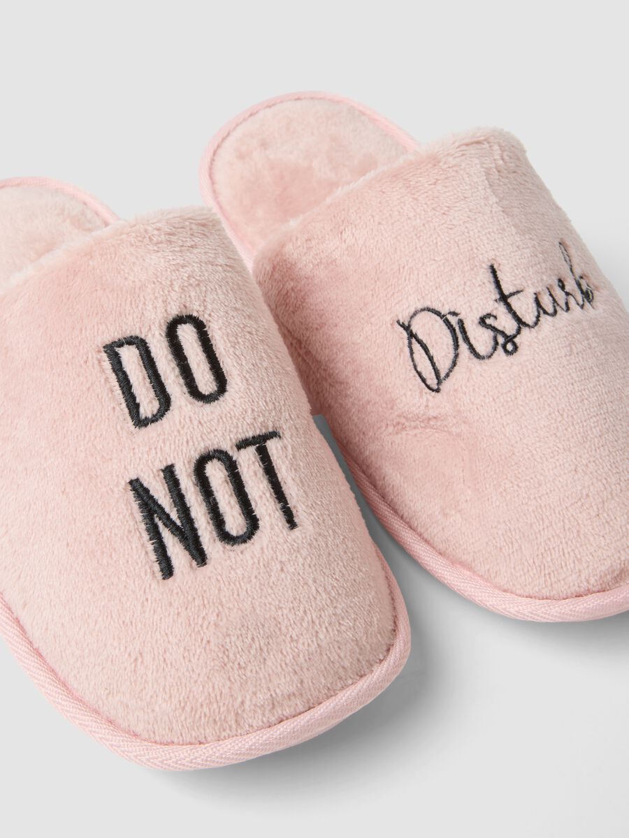 Pantofole rosa da casa morbide aperte sul tallone_1