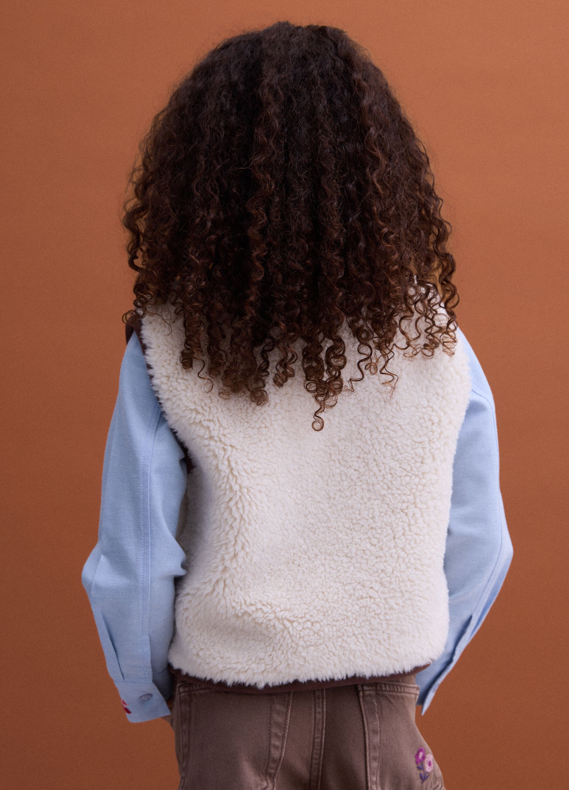 White crew-neck gilet with floral embroidery, regular fit