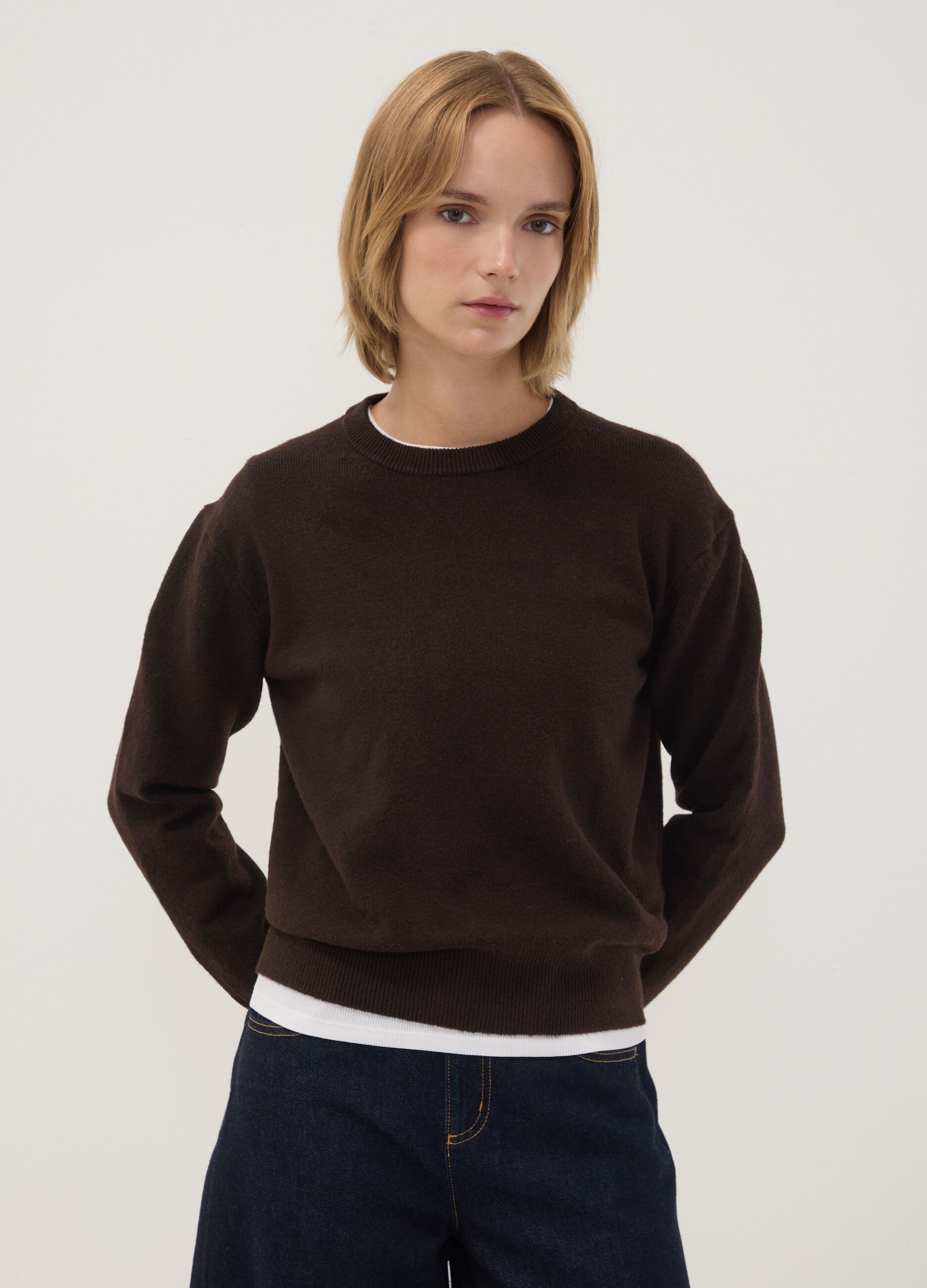 Maglia marrone in lana elasticizzata a girocollo