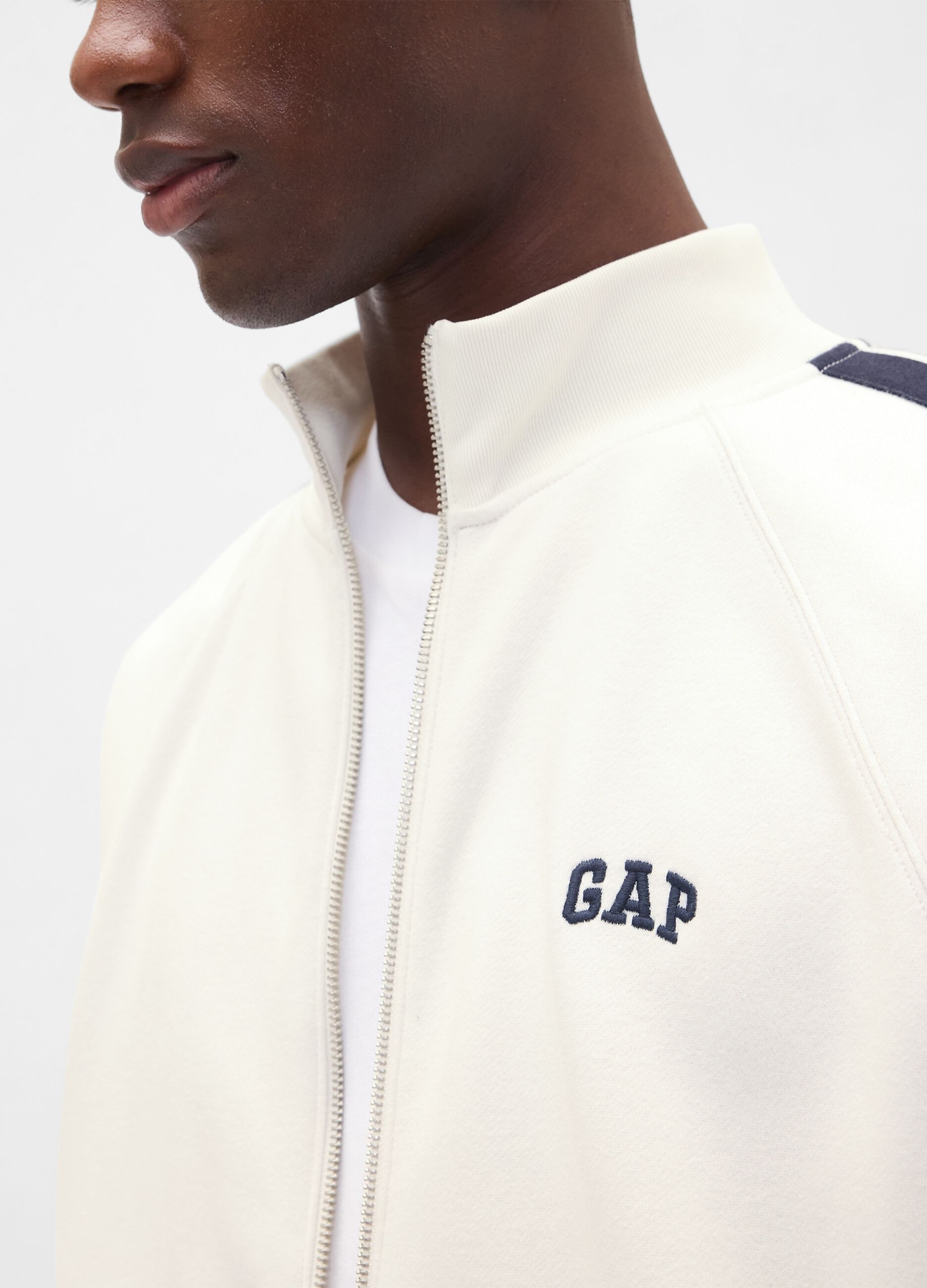 سويت شيرت بشعار GAP وسحاب