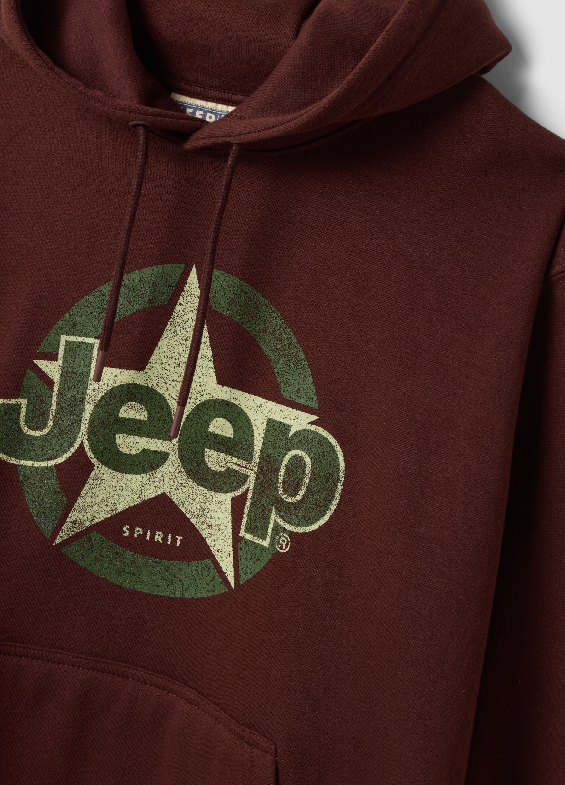 هودي بني بمزيج قطن مع طبعة Jeep، بقصّة مريحة (Relaxed Fit)
