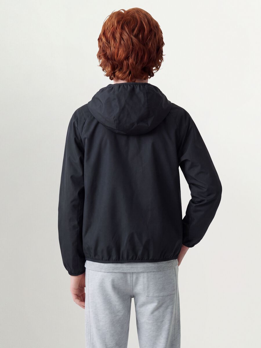 Black oversized rain jacket with hood and zip for boys_3
