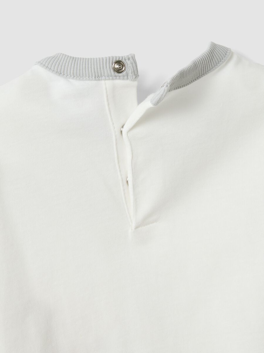 White oversized pure cotton T-shirt with print for baby boy_3
