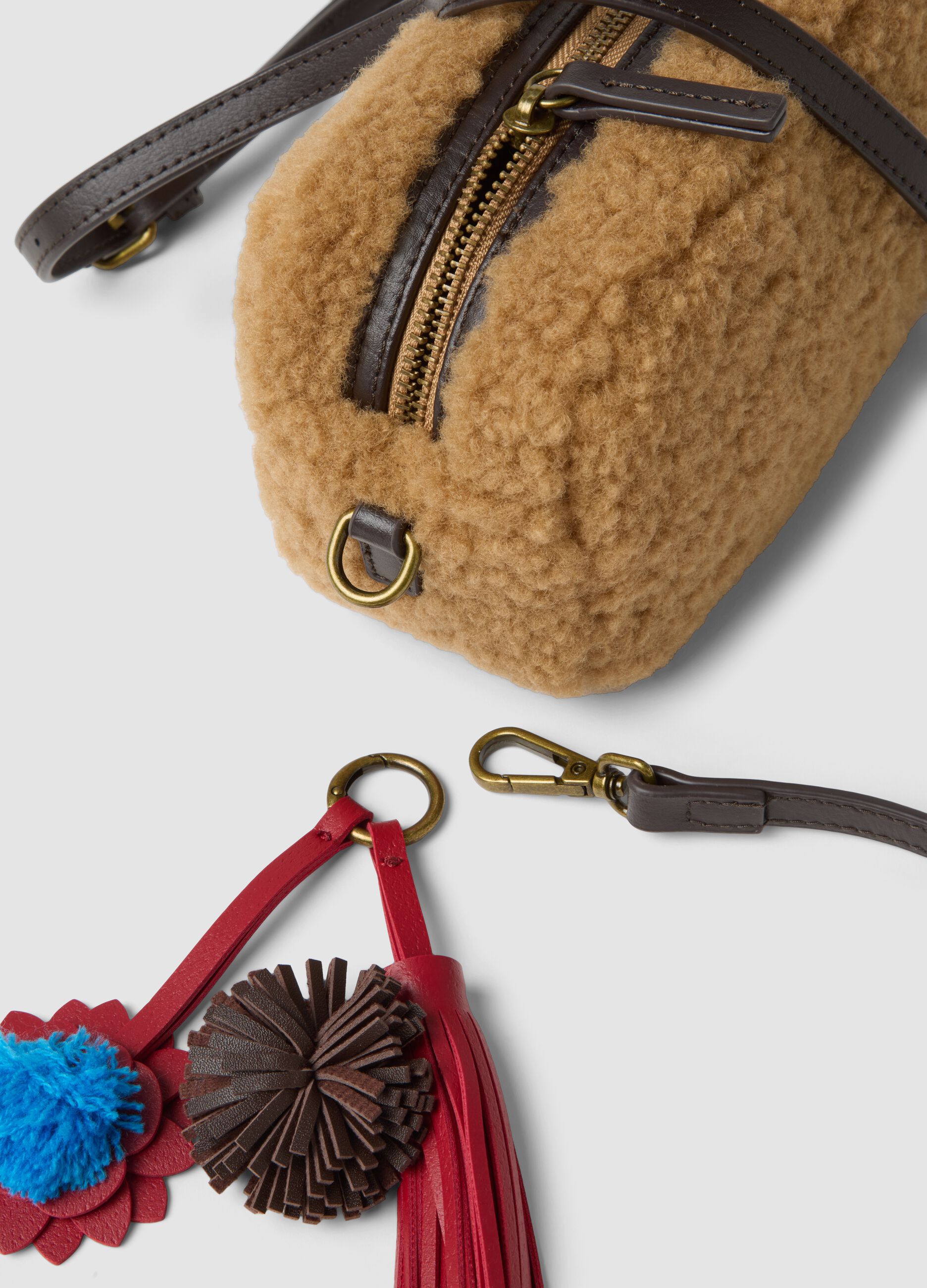 Borsa a tracolla beige effetto teddy con charm removibile