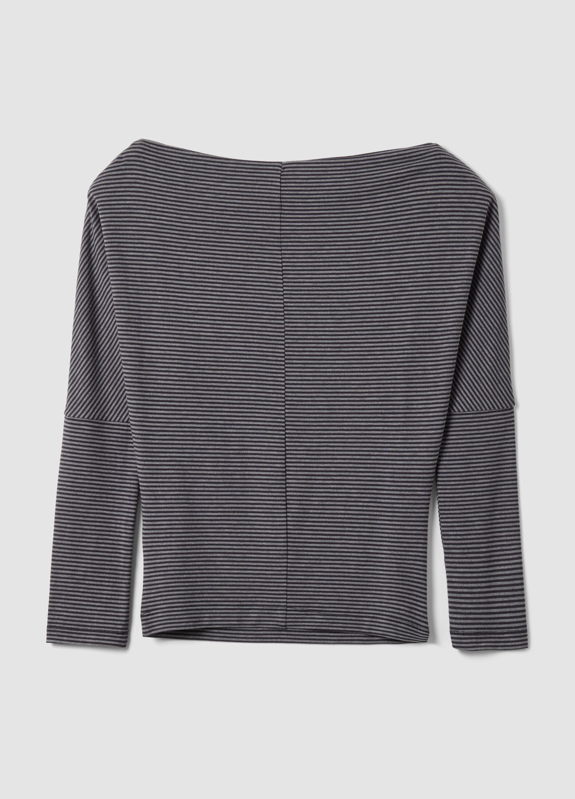 T-shirt grigia in viscosa elasticizzata con scollo a barchetta a righe