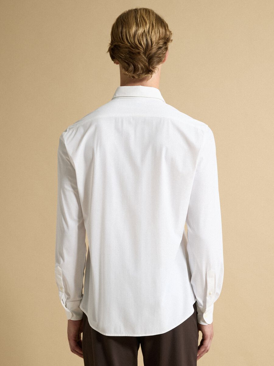 قميص أبيض بقصّة Slim Fit من قماش مرن قابل للتنفس مع تمدد رباعي الاتجاهات_3