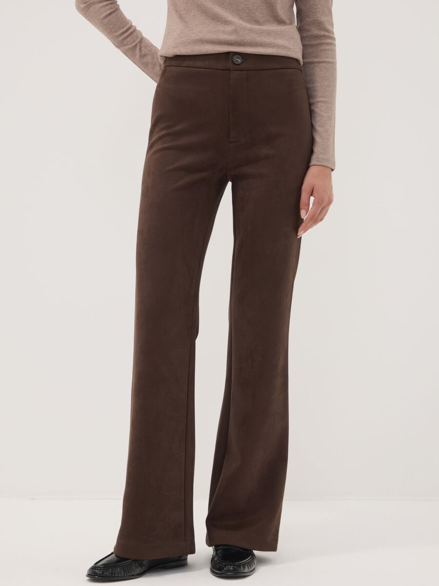 Pantaloni marroni flare in tessuto elasticizzato_1