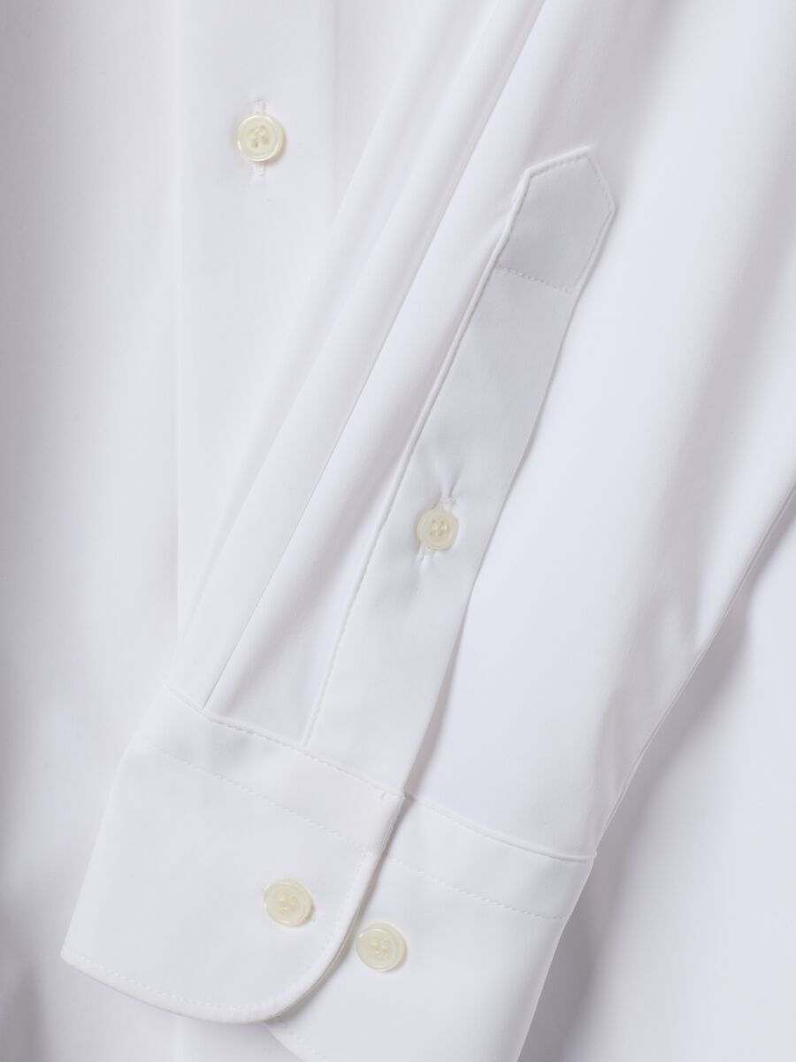 قميص أبيض بقصّة Slim Fit من قماش مرن قابل للتنفس مع تمدد رباعي الاتجاهات_5