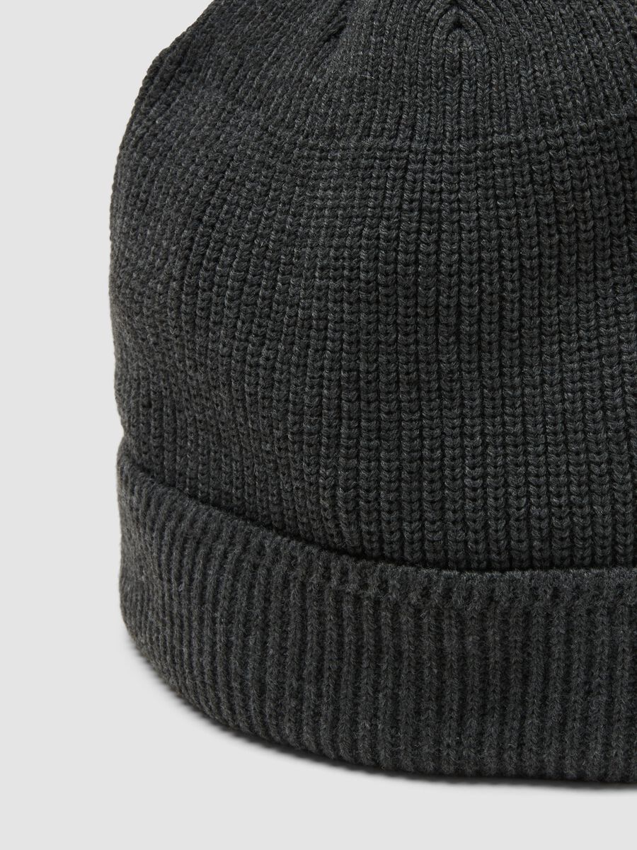 Grey ribbed knit beanie with turn-up_2