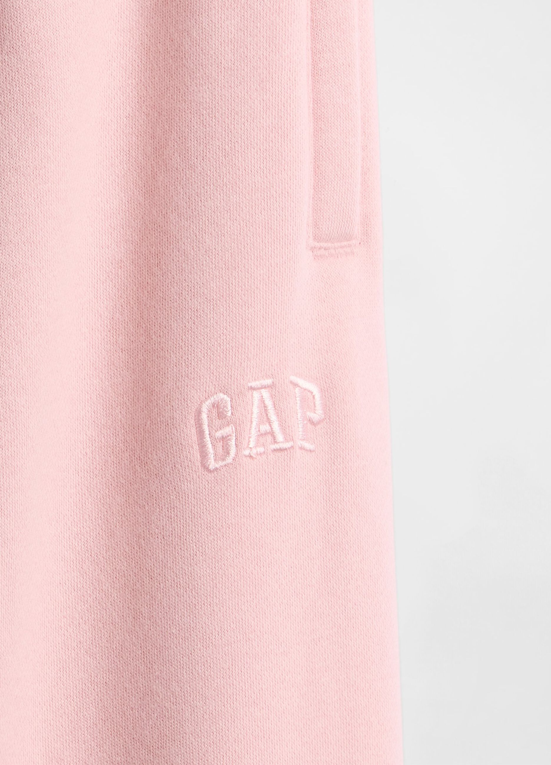 بنطال رياضي بشعار GAP