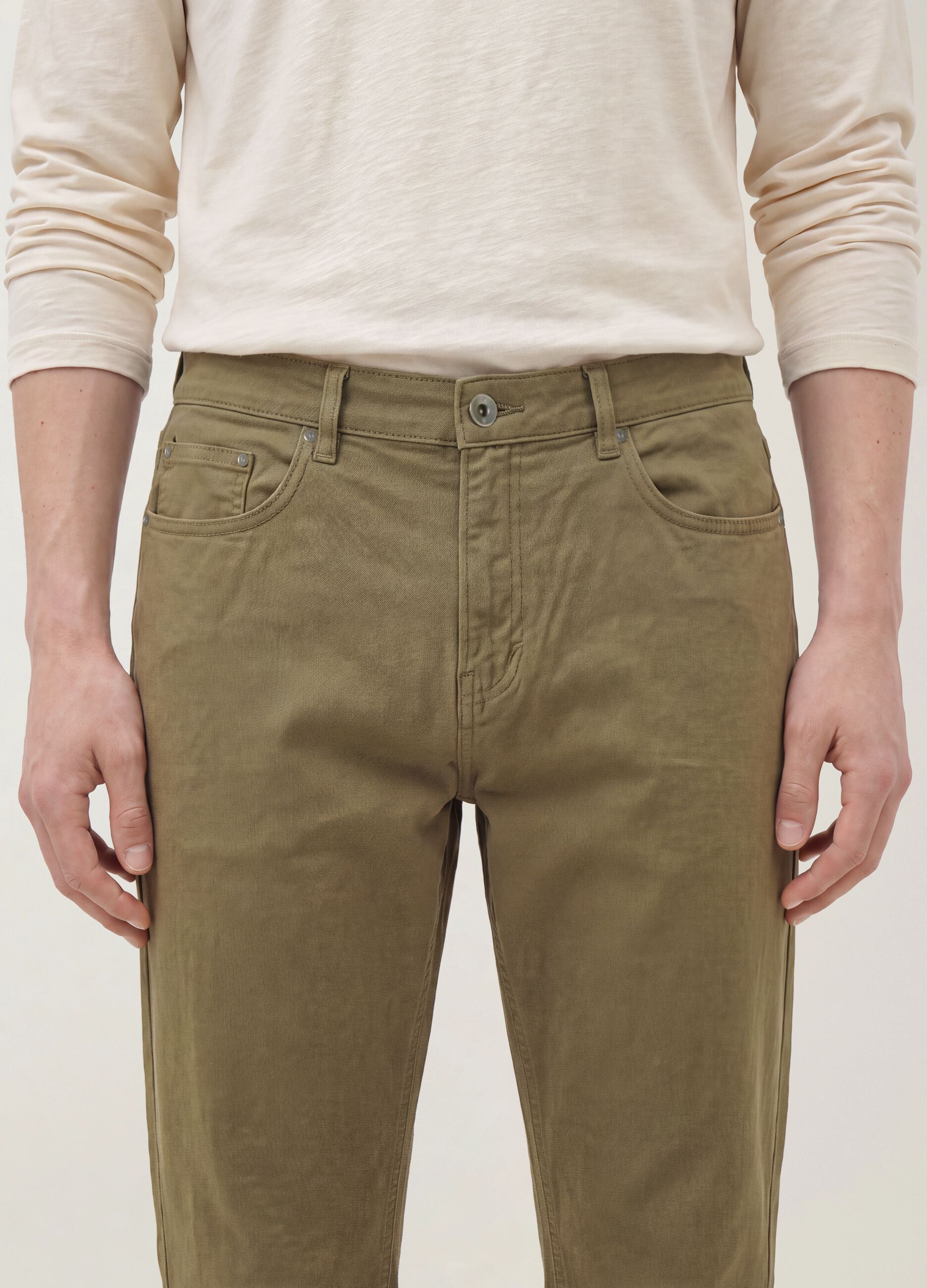 Pantaloni beige in twill di cotone elasticizzato carrot fit