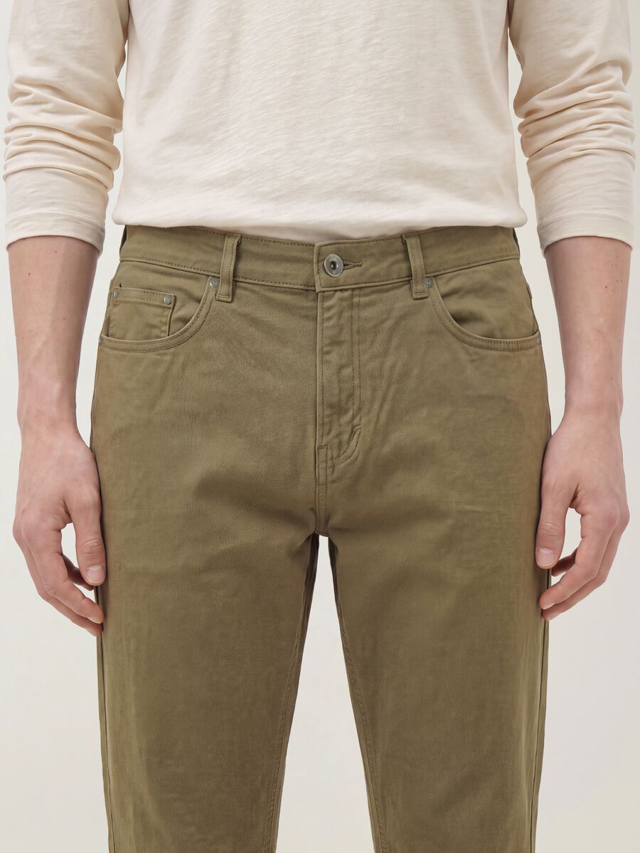 Pantaloni beige in twill di cotone elasticizzato carrot fit_2